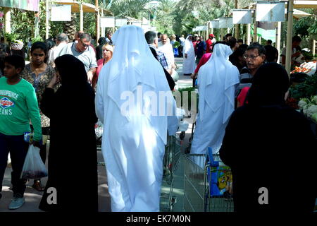 Shoppers at the farmers' market, held at the botanical garden  in Budaiya, Kingdom of Bahrain Stock Photo