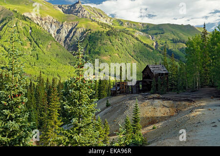 Cora Bell Mine ruins and surrounding mountains, near Ouray, Colorado USA Stock Photo