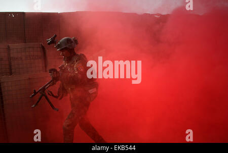 Helmand, Afghanistan. 9th Apr, 2015. An Afghan National Army Commando soldier participates in a military training at an army camp in Shurabak district of Helmand, Afghanistan, April 9, 2015. © Ahmad Massoud/Xinhua/Alamy Live News Stock Photo