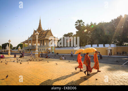 Buddhist monks at a square in front of the Royal Palace, Phnom Penh, Cambodia, Indochina, Southeast Asia, Asia