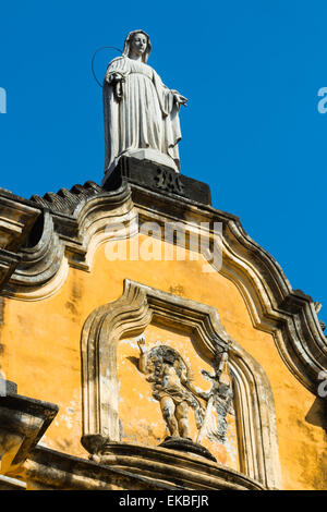 Statue atop the baroque facade of the Iglesia de la Recoleccion church, built 1786, Leon, Nicaragua Stock Photo