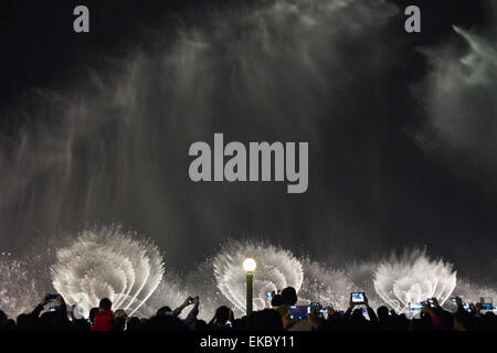 Silhouetted spectators at musical fountain display Westlake, Hangzhou, China Stock Photo