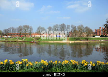 Hampton Court, London, UK. 9th April, 2015. UK Weather: By 2pm the morning mist had burnt away leaving a sunny and warm afternoon, with temperatures reaching 16 degrees at Hampton Court on the bank of the River Thames in South West London. Credit:  Julia Gavin UK/Alamy Live News Stock Photo