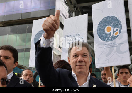 Bogota, Colombia. 9th Apr, 2015. Image provided by Colombia's Presidency shows Colombian President Juan Manuel Santos taking part in a march for peace, marking the National Day of Memory and Solidarity with the Victims of Armed Conflict, in Bogota, Colombia, on April 9, 2015. © Cesar Carrion/Colombia's Presidency/Xinhua/Alamy Live News Stock Photo