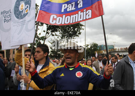 Bogota, Colombia. 9th Apr, 2015. Residents take part in the march for peace, marking the National Day of Memory and Solidarity with the Victims of Armed Conflict, in Bogota, Colombia, on April 9, 2015. © Luisa Gonzalez/COLPRENSA/Xinhua/Alamy Live News Stock Photo
