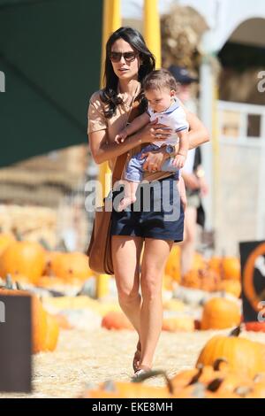 Jordana Brewster takes her son, Julian to Mr. Bones Pumpkin Patch along with her parents Alden and Maria Featuring: Jordana Brewster,Julian Form-Brewster Where: Los Angeles, California, United States When: 05 Oct 2014 Stock Photo