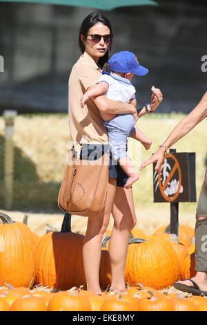 Jordana Brewster takes her son, Julian to Mr. Bones Pumpkin Patch along with her parents Alden and Maria Featuring: Jordana Brewster,Julian Form-Brewster Where: Los Angeles, California, United States When: 05 Oct 2014 Stock Photo