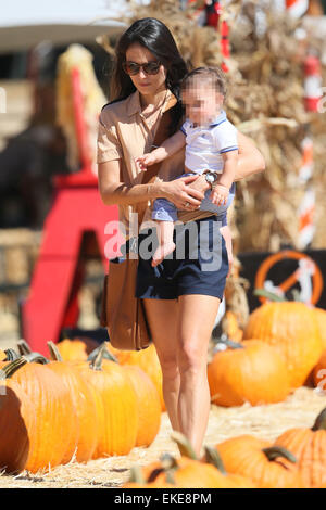 Jordana Brewster takes her son, Julian to Mr. Bones Pumpkin Patch along with her parents Alden and Maria Featuring: Jordana Brewster,Julian Form-Brewster Where: Los Angeles, California, United States When: 05 Oct 2014 Stock Photo