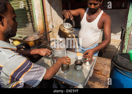 https://l450v.alamy.com/450v/eke9yf/chai-vendor-pours-tea-into-a-cup-from-a-kettle-in-sadar-bazaar-calcutta-eke9yf.jpg