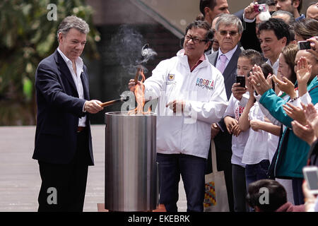 Bogota, Colombia. 9th Apr, 2015. Colombian President Juan Manuel Santos (L) and Bogota's Mayor Gustavo Petro (C) take part in the march for peace, marking the National Day of Memory and Solidarity with the Victims of Armed Conflict, in Bogota, Colombia, on April 9, 2015. © Jhon Paz/Xinhua/Alamy Live News Stock Photo