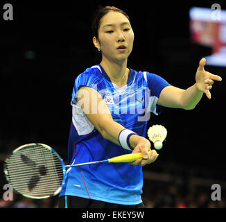 Singapore. 9th Apr, 2015. Sung Ji Hyun of South Korea serves during the women's singles second round match of OUE Singapore Open against Nozomi Okuhara of Japan in Singapore, April 9, 2015. Sung Ji Hyun lost 0-2. © Then Chih Wey/Xinhua/Alamy Live News Stock Photo