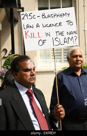 Members of the UK Pakistani Christian movement protest outside the Pakistani embassy in London over recent persecution by Islamists in Pakistan Stock Photo
