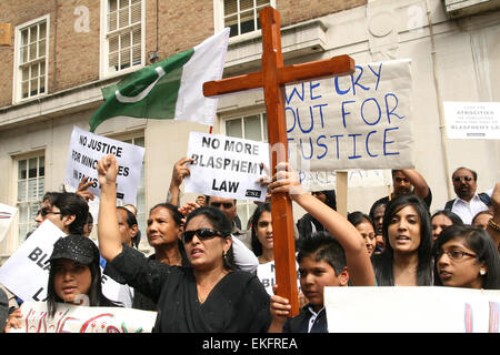 Members of the UK Pakistani Christian movement protest outside the Pakistani embassy in London over recent persecution by Islamists in Pakistan Stock Photo