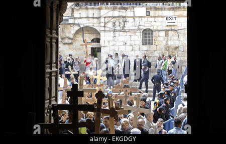 Jerusalem, Jerusalem, Palestinian Territory. 10th Apr, 2015. Orthodox Christians carry crosses as they enter the Church of the Holy Sepulchre after walk on the Via Dolorosa during the Good Friday processions retracing the route taken by Jesus Christ to his crucifixion, in Jerusalem's Old City on 10 April 2015 © Saeb Awad/APA Images/ZUMA Wire/Alamy Live News Stock Photo
