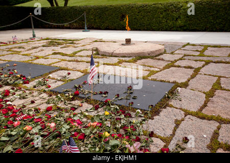 john kennedy and jackie oanasis graves at Arlington National Cemetery Stock Photo