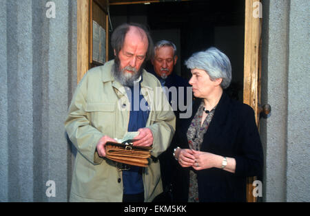 Russian Nobel prize novelist Alexander Solzhenitsyn with his wife Alya Svetlova after arriving by train returning to his homeland June 5, 1995 in Khabarovsk, Russia. Solzhenitsyn was expelled from the Soviet Union in 1974 but returned after the fall of the Soviet Union. Stock Photo