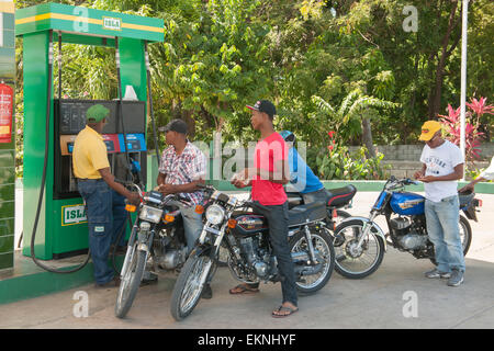 Dominikanische Republik, Südwesten, Barahona, Tankstelle