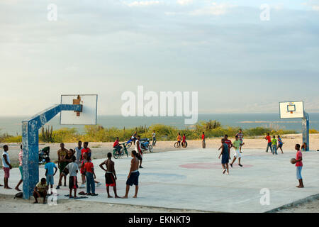 Dominikanische Republik, Südwesten, Halbinsel Baoruco, Basketballplatz im Dorf El Limon am Südufer des Lago Enriquillo Stock Photo