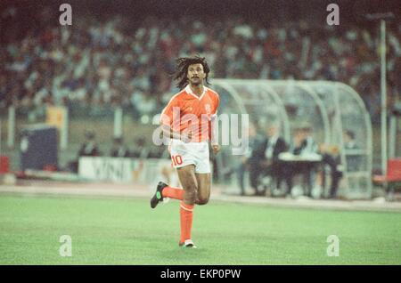 England v Holland World Cup Finals Group F match at the Stadio Sant'Elia, Cagliari, Italy, 16th June 1990. Ruud Gullit on the ball Final score: England 0-0 Holland Stock Photo