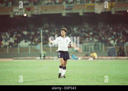 England v Holland World Cup Finals Group F match at the Stadio Sant'Elia, Cagliari, Italy, 16th June 1990. Bryan Robson England Captain Final score: England 0-0 Holland Stock Photo