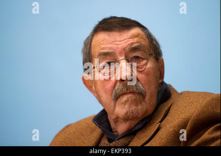 FILE - A file picture dated 07 October 2011 shows German Nobel Prize-winning novelist Guenter Grass in the Willy Brandt House in Berlin, Germany. Goettingen-based publishing house Steidl confirmed on 13 April 2015 the death of Guenther Grass. Photo: Arno Burgi/dpa Stock Photo