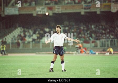 England v Holland World Cup Finals Group F match at the Stadio Sant'Elia, Cagliari, Italy, 16th June 1990. Bryan Robson England Captain Final score: England 0-0 Holland Stock Photo