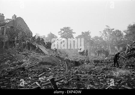 V2 Rocket incident at Tewkesbury Terrace, Bounds Green Road, Southgate. Parts of the rocket after the explosion. 16th September 1944. Stock Photo