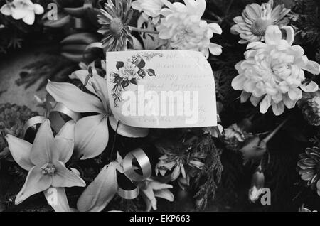 Requiem Mass for Irish rock star Phil Lynott, lead singer of Thin Lizzy, held at a church in Richmond, Surrey. Flowers left with message of condolence from the Crowther family. 9th January 1986. Stock Photo