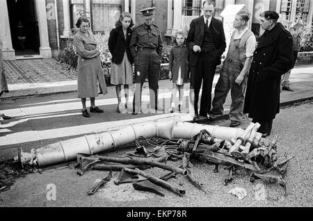 V2 Rocket incident at Tewkesbury Terrace, Bounds Green Road, Southgate. Parts of the rocket after the explosion. 16th September 1944. Stock Photo