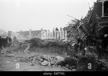 V2 Rocket incident at Tewkesbury Terrace, Bounds Green Road, Southgate. Parts of the rocket after the explosion. 16th September 1944. Stock Photo