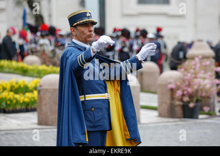 Vatican City, Vatican. 05th Apr, 2015. The Military Corps parade during the Holy Mass in St. Peter's Square in Vatican City to celebrate the traditional 'Urbi et Orbi' of Easter. During the ceremony, Pope Francis blessed the faithful and talked about the hard moment for the world's peace © Davide Fracassi/Pacific Press/Alamy Live News Stock Photo