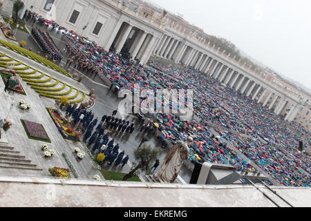 Vatican City, Vatican. 05th Apr, 2015. The Military Corps parade during the Holy Mass in St. Peter's Square in Vatican City to celebrate the traditional 'Urbi et Orbi' of Easter. During the ceremony, Pope Francis blessed the faithful and talked about the hard moment for the world's peace © Davide Fracassi/Pacific Press/Alamy Live News Stock Photo