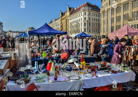 Vienna Naschmarkt Linke Wienzeile flea market antique market with lots of people shopping Stock Photo