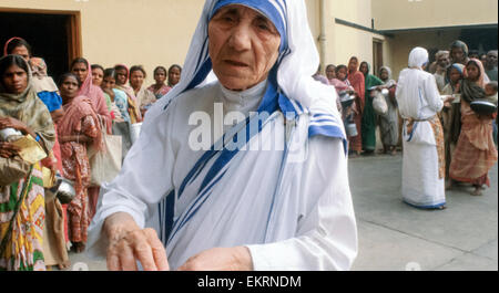 Mother Teresa of Calcutta (Mother Theresa) at her mission to aid poor, starving and suffering people in Calcutta, India Stock Photo