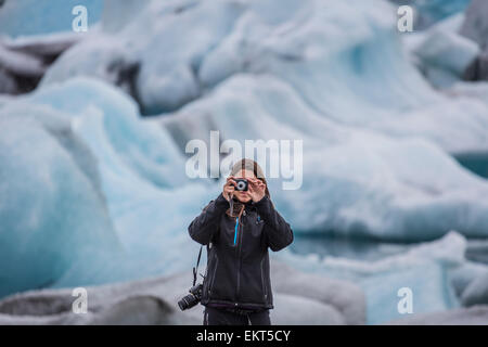 Taking pictures with Icebergs in the background, Jokulsarlon Glacial Lagoon, Breidamerkurjokull Glacier, Iceland. Stock Photo