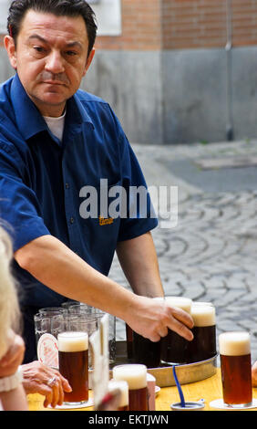 Köbes (barman) serving Altbier at Uerige brauhaus, Düsseldorf, Nordrhein-Westfalen, Germany pub table drinks glasses Stock Photo