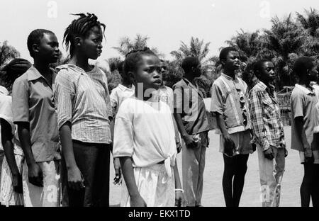 children line up for school in Makeni Sierra Leone 1993 Stock Photo