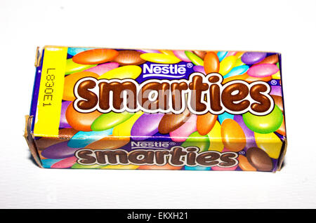 Due 12 pacchetti di Nestle Smarties mini torte al cioccolato Foto stock -  Alamy