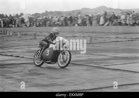 Action from the Daily Herald Motor Cycle Racing Championship at Thruxton. 1st August 1960 Stock Photo