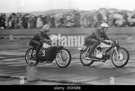 Action from the Daily Herald Motor Cycle Racing Championship at Thruxton. 1st August 1960 Stock Photo