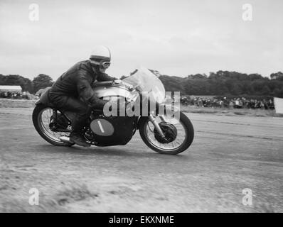 Action from the Daily Herald Motor Cycle Racing Championship at Thruxton. 4th August 1958 - Stock Photo