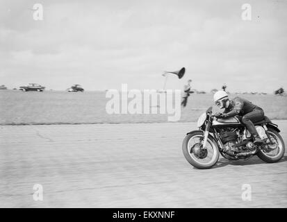 Action from the Daily Herald Motor Cycle Racing Championship at Thruxton. 4th August 1958 - Stock Photo