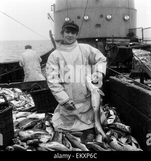 Hull trawler fishermen at work 15th June 1967. Stock Photo