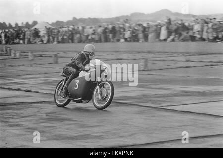 Action from the Daily Herald Motor Cycle Racing Championship at Thruxton. 1st August 1960 Stock Photo