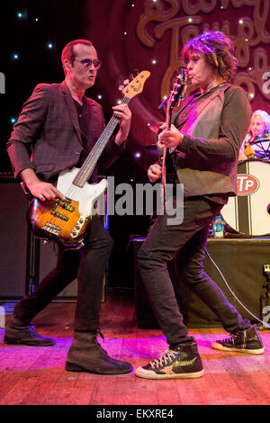 Hollywood, California, USA. 13th Apr, 2015. ROBERT DELEO (L) and DEAN DELEO of Stone Temple Pilots perform on stage at the House of Blues in Hollywood, California © Daniel DeSlover/ZUMA Wire/Alamy Live News Stock Photo