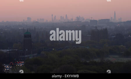 London, UK. 15 April 2015. The sun rises over London this morning, as seen from one of the man-made mounds at Northala Fields, Northolt, on a day when temperatures are predicted to rise to 25C. Credit:  Stephen Chung / Alamy Live News Stock Photo