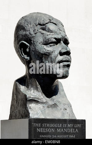 London, England, UK. Bronze Bust of Nelson Mandela (Ian Walters; 1985) on the South Bank by the Royal Festival Hall Stock Photo