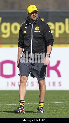 Dortmund, Germany. 15th Apr, 2015. Borussia Dortmund's head coach Juergen Klopp (C) leads his team's training session in Dortmund, Germany, 15 April 2015. Borussia Dortmund coach Juergen Klopp will leave after seven years in summer because he no longer feels he is the right man at the German top club, it was announced 15 April 2015. Photo: FRISO GENTSCH/dpa/Alamy Live News Stock Photo