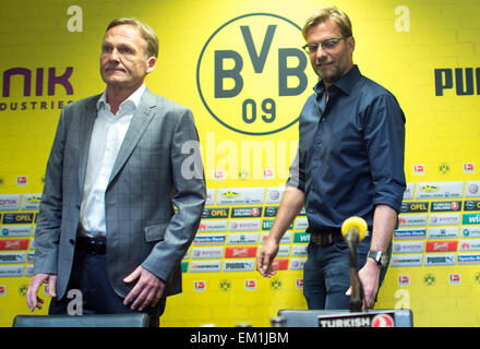 Dortmund, Germany. 15th Apr, 2015. Juergen Klopp (C), head coach of German Bundesliga soccer team Borussia Dortmundand Borussia Dortmund's General Manager Hans-Joachim Watzke (L) arrive for a press conference at Signal Iduna Park in Dortmund, Germany, 15 April 2015. The club has agreed to Klopp's request for an early release from his contract after this season, a representative for the club said today. PHOTO: FEDERICO GAMBARINI/dpa/Alamy Live News Stock Photo