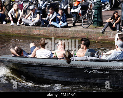 Leiden, Netherlands. 15th April, 2015. Wednesday was the warmest day of Spring in The Netherlands this year. In the student city of Leiden people can be seen going out in their boats and enjoying the sun. Credit:  Jaap Arriens/Alamy Live News Stock Photo